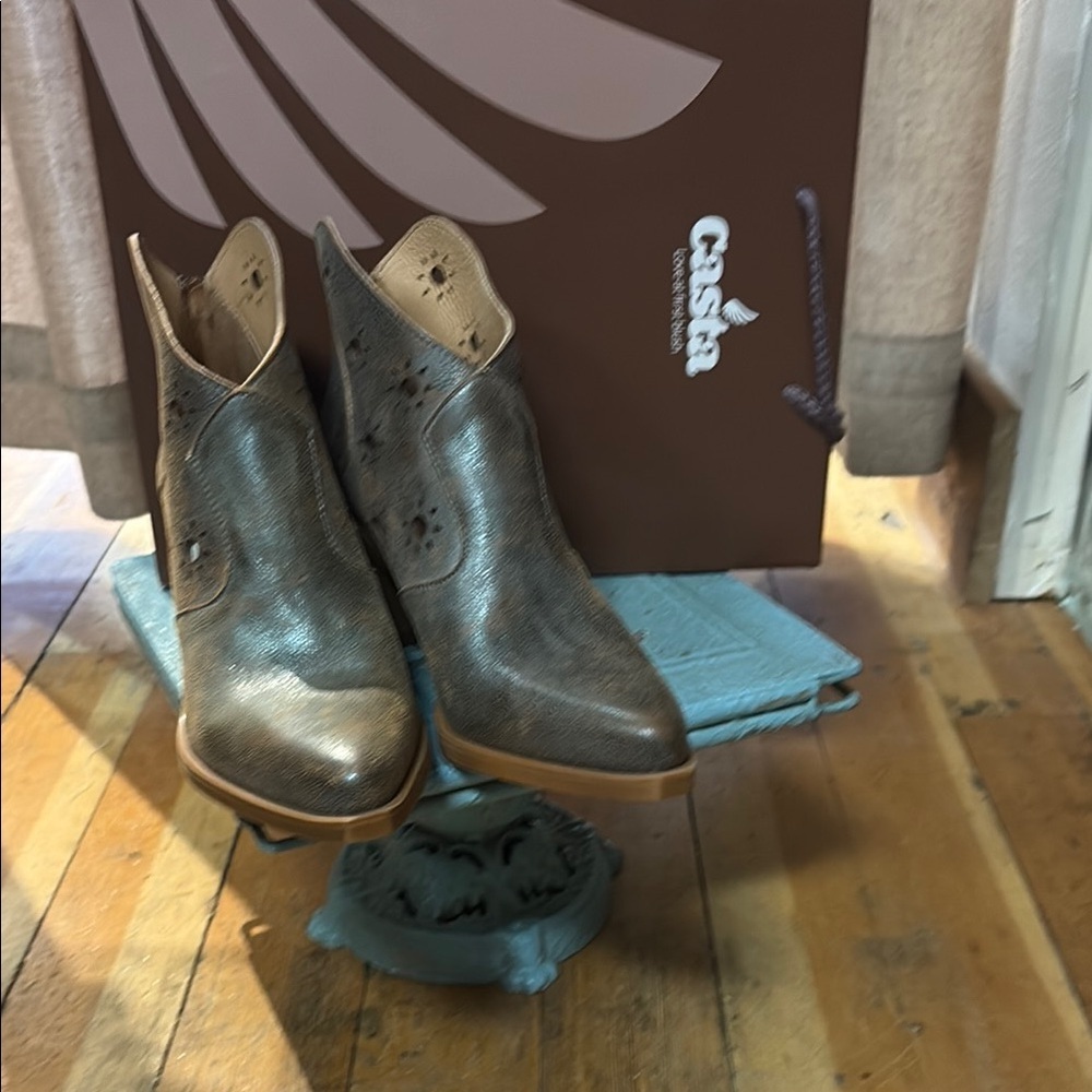 Casta Metallic, leather Ankle Boots with back zip. Comfy, handmade in Portugal.